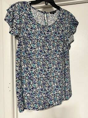 Anne Carson Navy, Teal & White Floral Flutter Sleeve Top